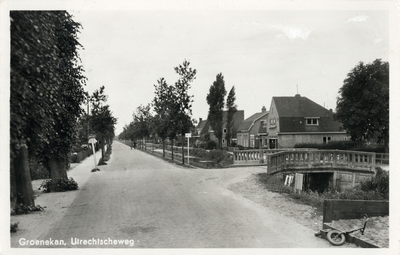 10339 Gezicht op de Kon. Wilhelminaweg en de Maartensdijkse Vaart te Groenekan (gemeente Maartensdijk) uit het ...